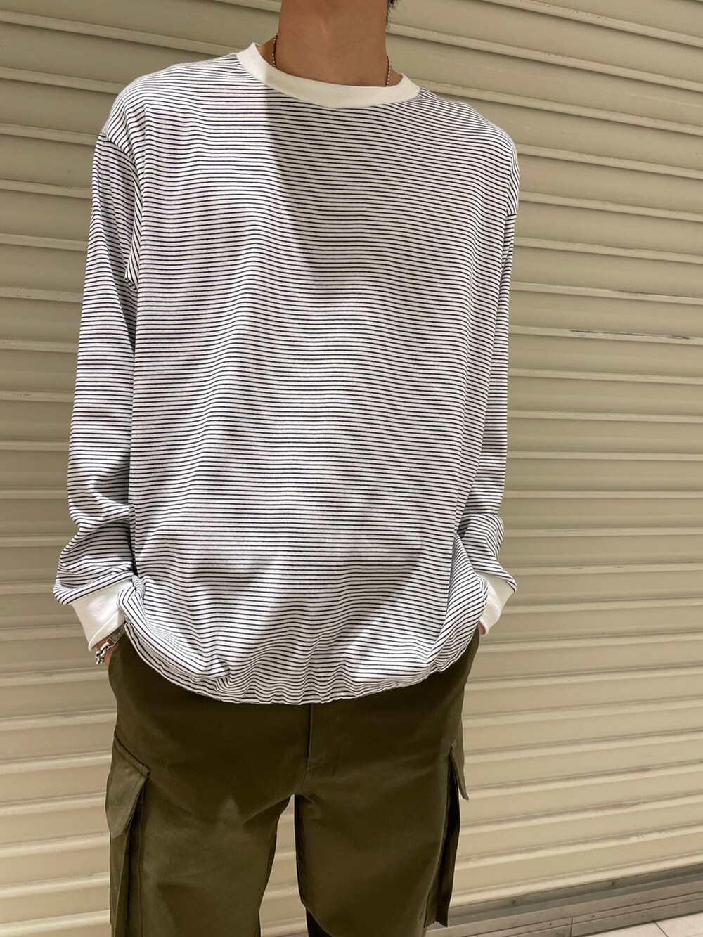 「ニット帽、ローファー、ボーダートップス、ボーダー、カーゴパンツ、メンズファッション、お出かけコーデ、お洒落さんとつながりたい、秋コーデ、ワイドパンツ、シンプルコーデ、シンプル、シンプルスタイル、カジュアルコーデ、FREDY&GLOSTER」｜「halo commodityの【halo Commodity/ハロ コモディティー】Pom Watch ニット帽（ニットキャップ/ビーニー、ブラック系）」を使った、ミッチーさん（メンズ・173cm）の秋コーディネートの2枚目の写真