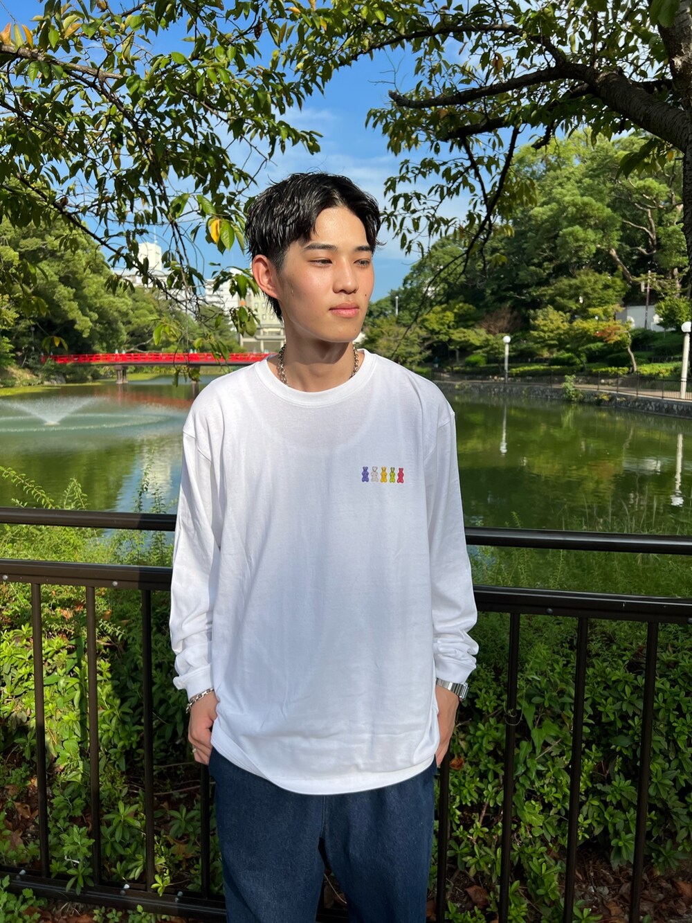 「ロンT、メンズコーデ、シンプルコーデ、シンプル、シンプルスタイル、ワイドパンツ、ワイドデニム、お洒落さんとつながりたい、秋コーデ、HARIBO、メンズファッション、おでかけコーデ、カジュアルコーデ、カジュアル、GEVACO」｜「GLOSTERの【HARIBO/ハリボー】プリントロゴロンT no.3（Tシャツ/カットソー、ホワイト系）」を使った、ミッチーさん（メンズ・173cm）の秋コーディネートの3枚目の写真