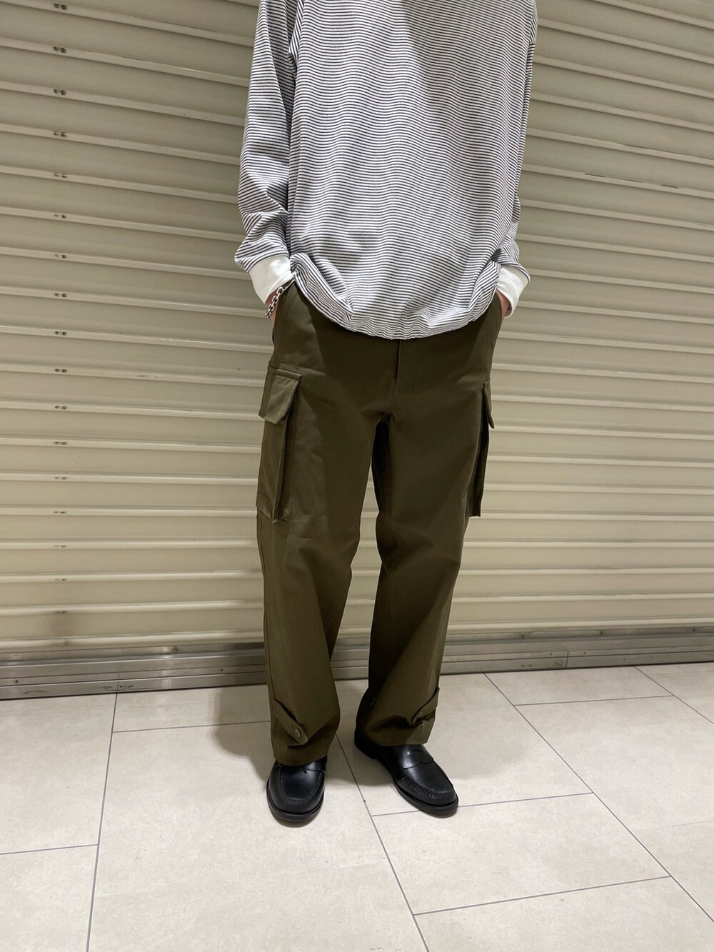 「ニット帽、ローファー、ボーダートップス、ボーダー、カーゴパンツ、メンズファッション、お出かけコーデ、お洒落さんとつながりたい、秋コーデ、ワイドパンツ、シンプルコーデ、シンプル、シンプルスタイル、カジュアルコーデ、FREDY&GLOSTER」｜「halo commodityの【halo Commodity/ハロ コモディティー】Pom Watch ニット帽（ニットキャップ/ビーニー、ブラック系）」を使った、ミッチーさん（メンズ・173cm）の秋コーディネートの3枚目の写真