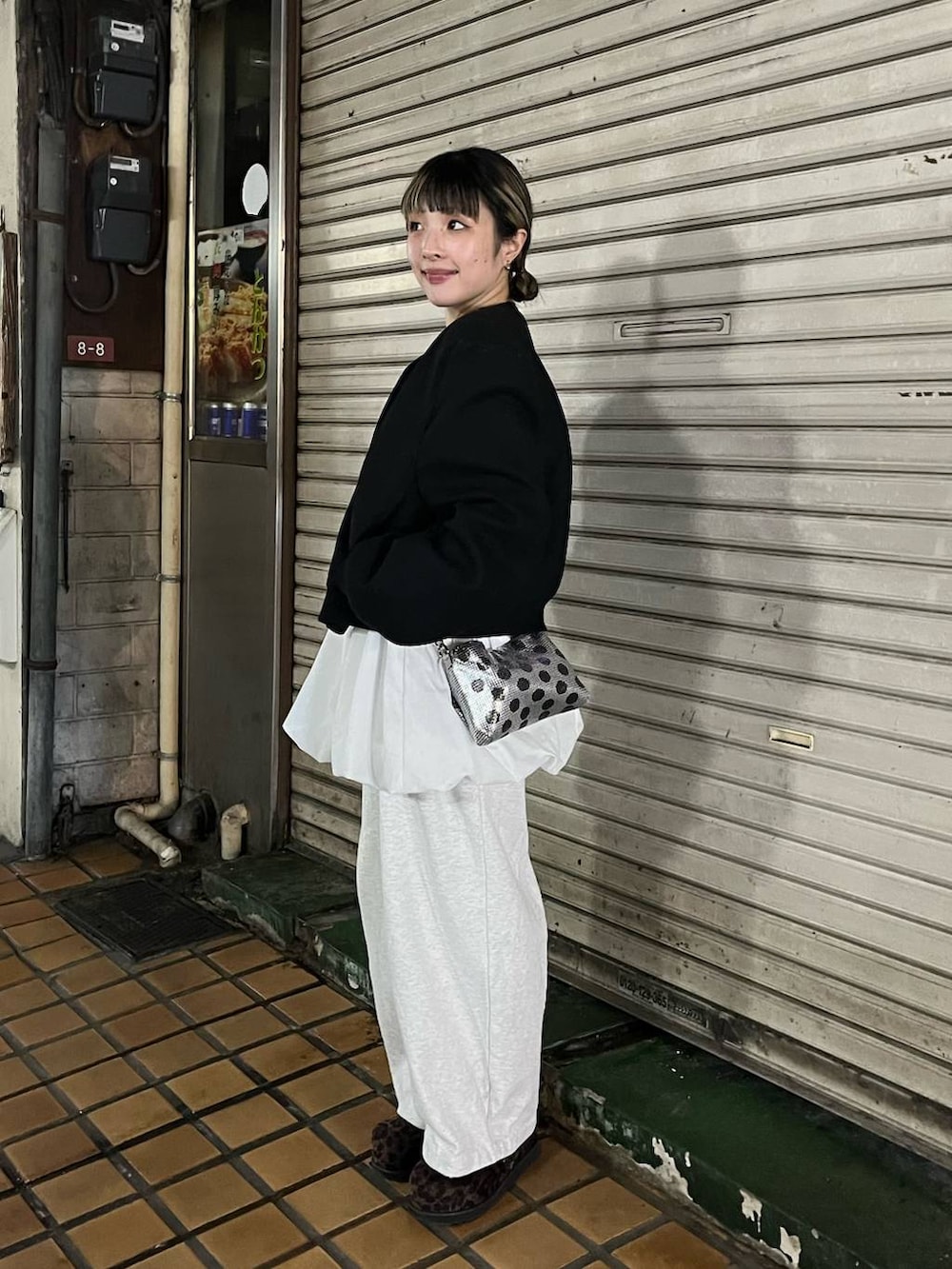 ブラウン系のその他シューズ、ベージュ系のスウェットパンツ、ピンク系のカーディガン/ボレロを着用したレディースの冬コーディネートの3枚目の写真
