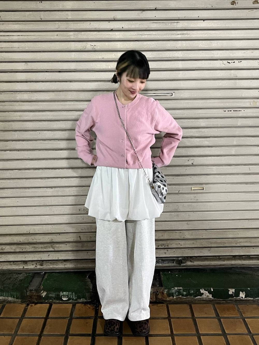 ブラウン系のその他シューズ、ベージュ系のスウェットパンツ、ピンク系のカーディガン/ボレロを着用したレディースの冬コーディネートの2枚目の写真