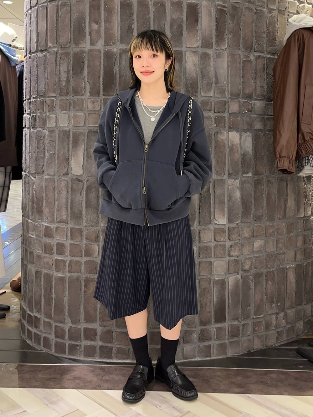 グリーン系のバックパック/リュック、ブルー系のスラックス、ブルー系のパーカーを着用したレディースの冬コーディネートの2枚目の写真