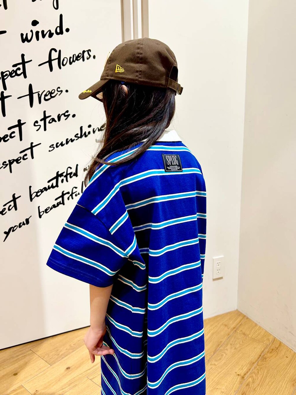 「ボーダー、キッズ、キッズ服、ワンピース」｜「NEW ERAの【NEW ERA（ニューエラ）】別注VISORロゴキャップ(KIDS)（キャップ、ブラウン系）」を使った、ゆあんさん（キッズ・123cm）の春コーディネートの2枚目の写真