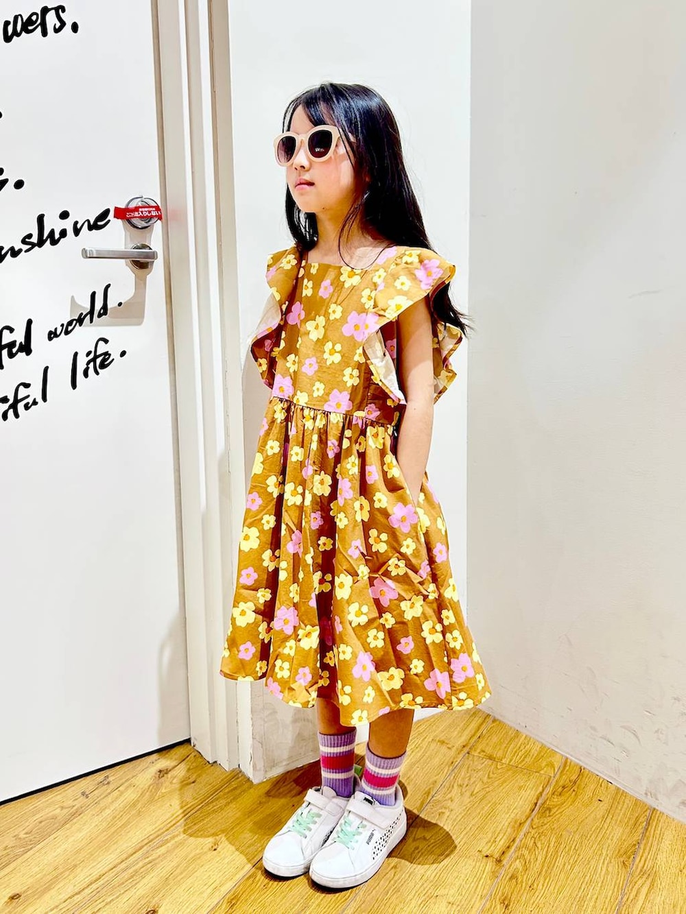 「キッズ、キッズ服、ワンピース、花瓶」｜「BAYFLOWの[ポケット付き☆]リゾート柄ワンピース(KIDS)（ワンピース、ブラウン系）」を使った、ゆあんさん（キッズ・123cm）の春コーディネートの2枚目の写真