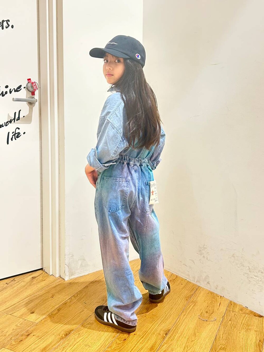 その他のシャツ/ブラウス、その他のデニムパンツ、ブラック系のキャップを着用したキッズの夏コーディネートの2枚目の写真