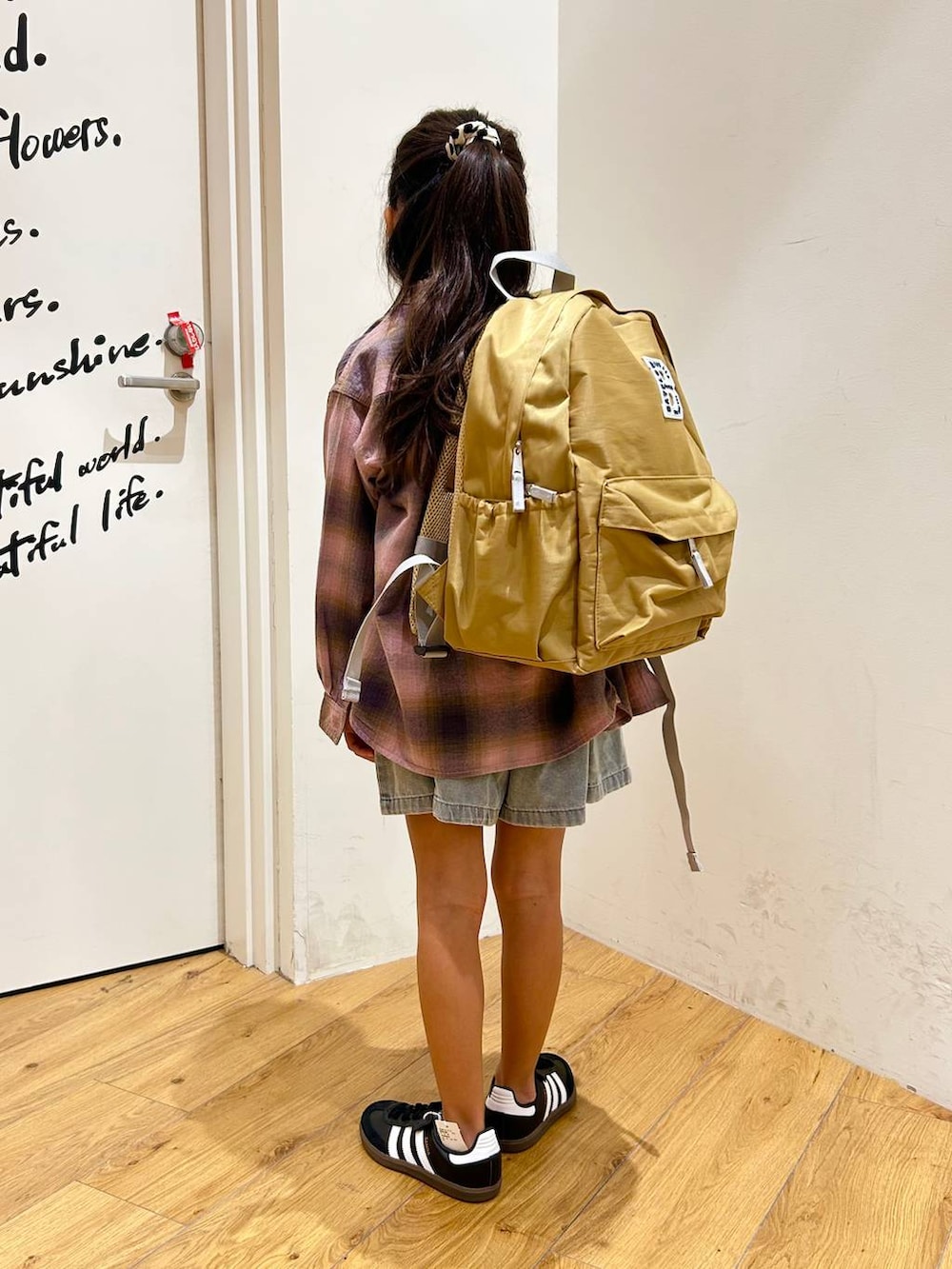 ベージュ系のバックパック/リュック、ピンク系のシャツ/ブラウス、ブルー系のその他パンツを着用したキッズの夏コーディネートの2枚目の写真