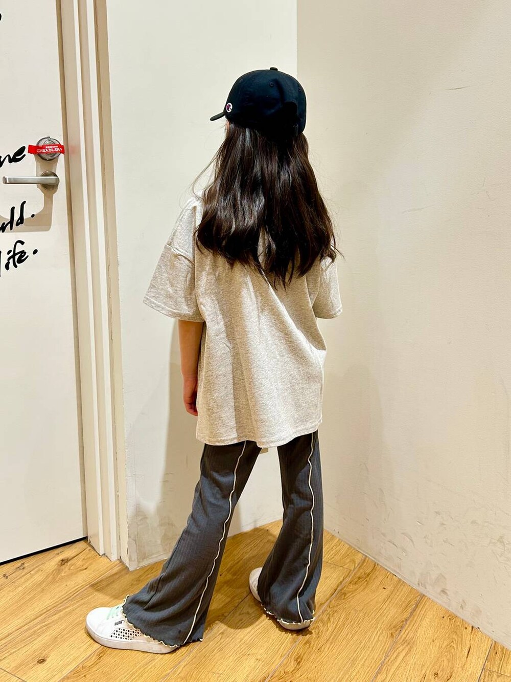 グレー系のその他パンツ、グレー系のTシャツ/カットソーを着用したキッズの春コーディネートの2枚目の写真