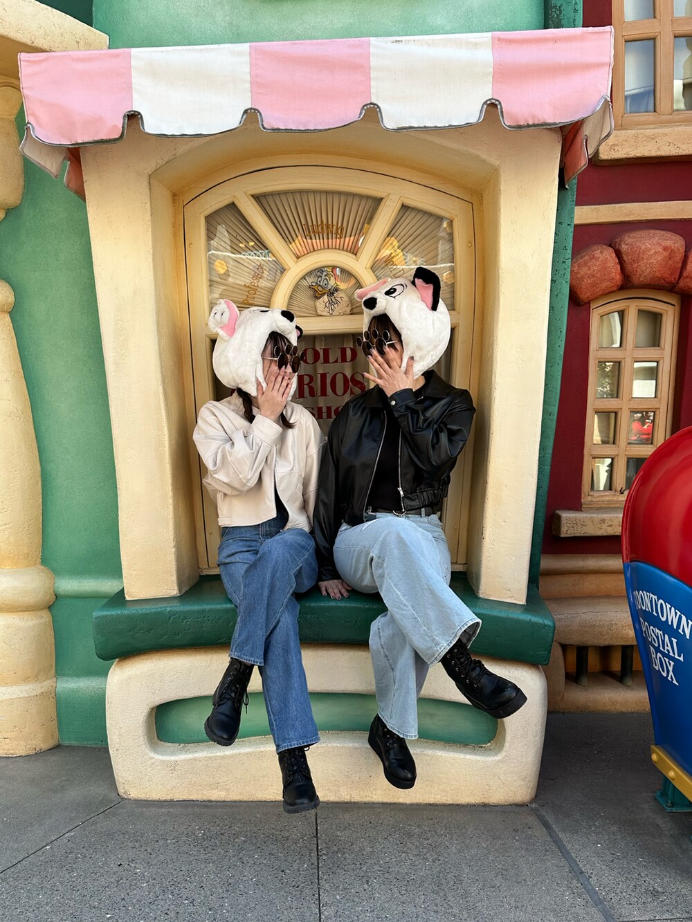 ホワイト系のジャケット/アウターを着用したレディースの秋コーディネートの2枚目の写真