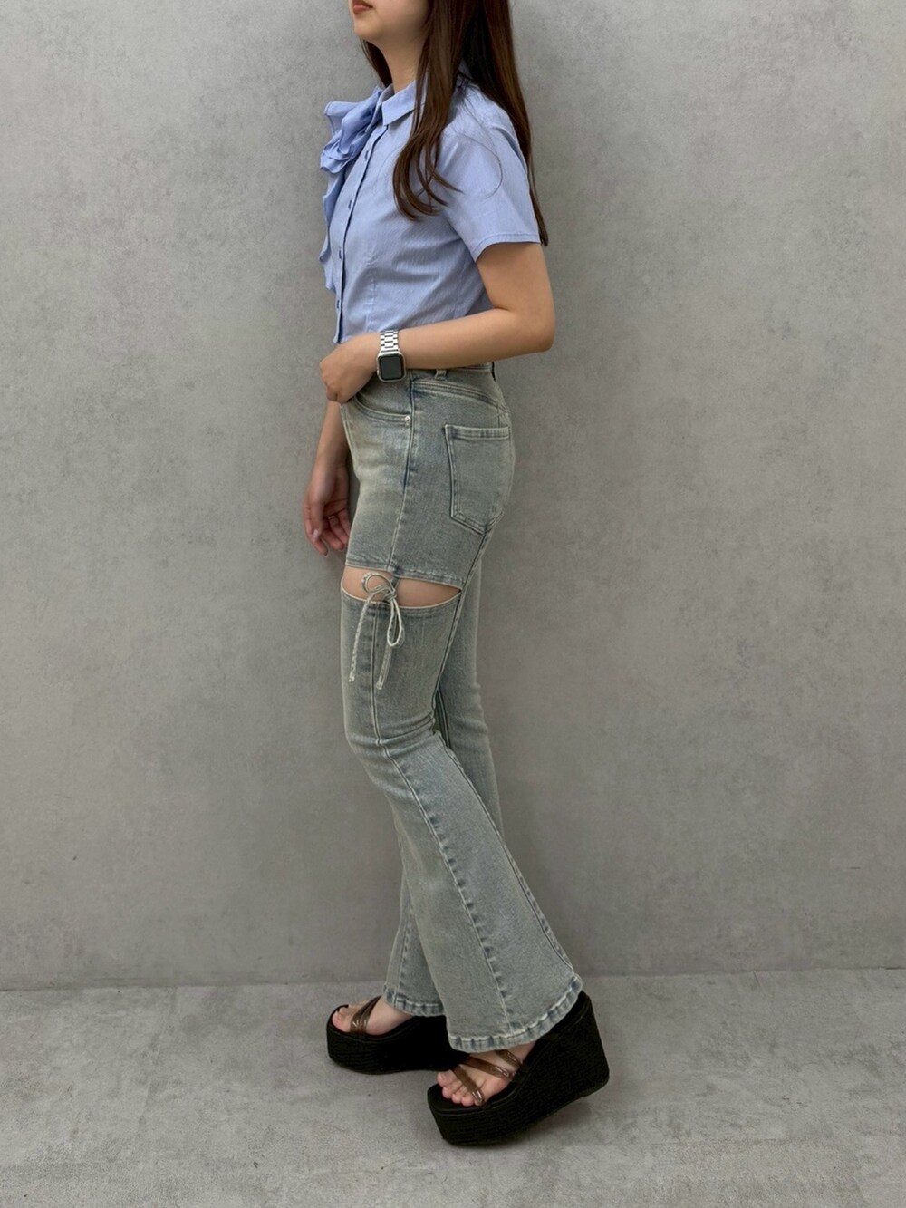 ブルー系のデニムパンツ、ブルー系のシャツ/ブラウス、ブラック系のサンダルを着用したレディースの春コーディネートの2枚目の写真