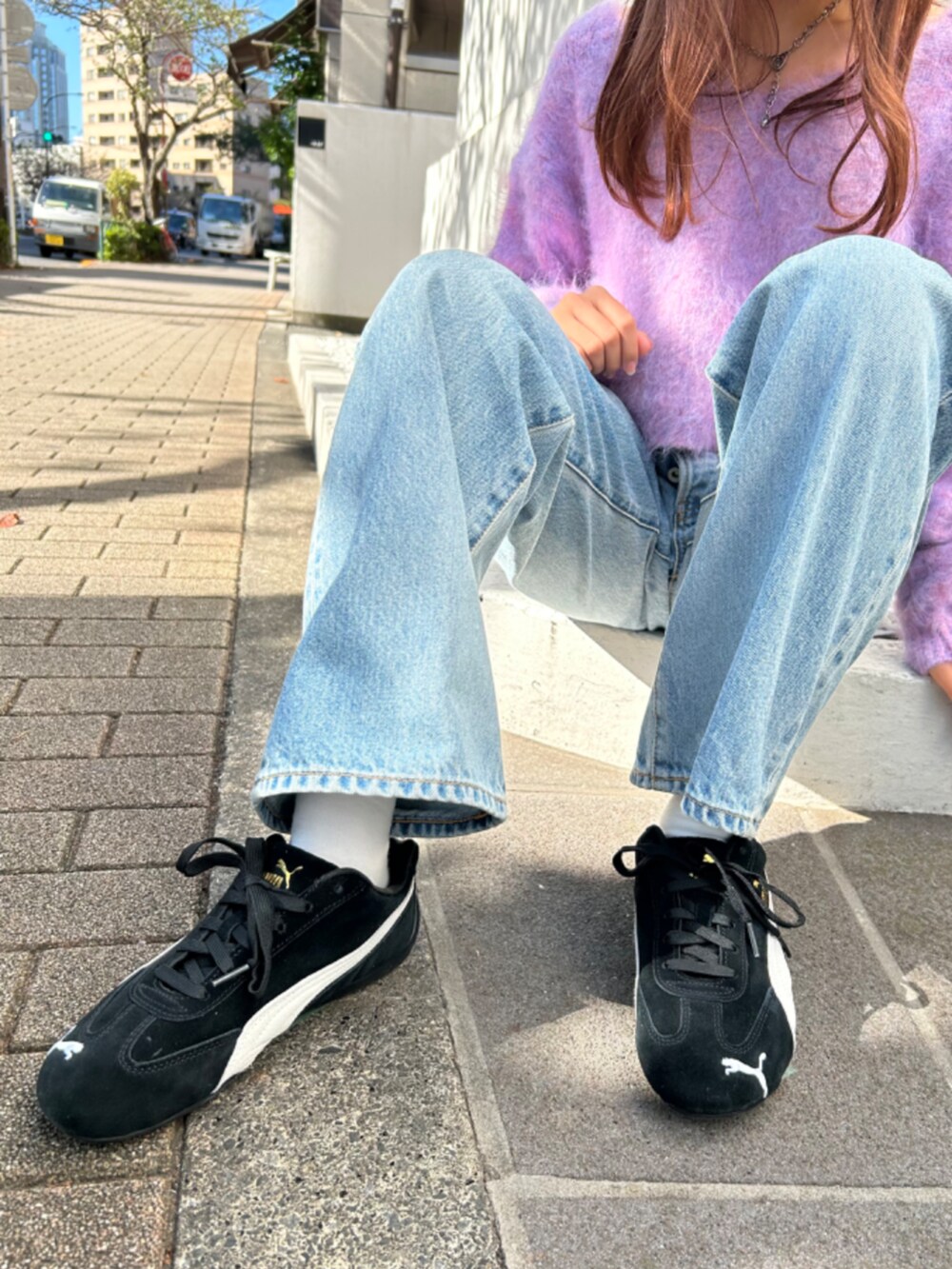ブラック系のスニーカーを着用したレディースの秋コーディネートの3枚目の写真