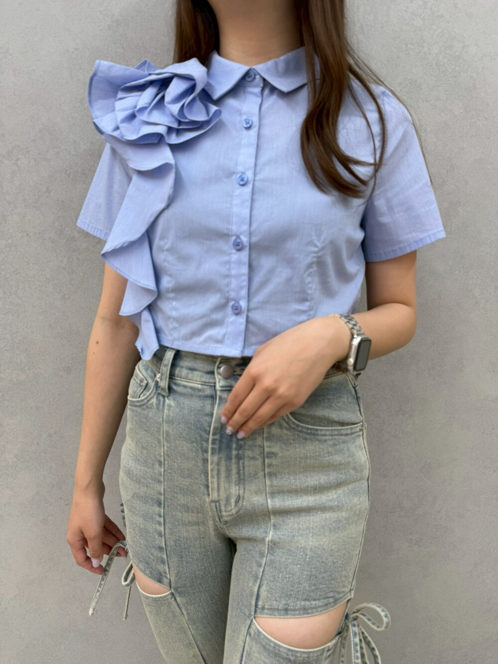 ブルー系のデニムパンツ、ブルー系のシャツ/ブラウス、ブラック系のサンダルを着用したレディースの春コーディネートの4枚目の写真
