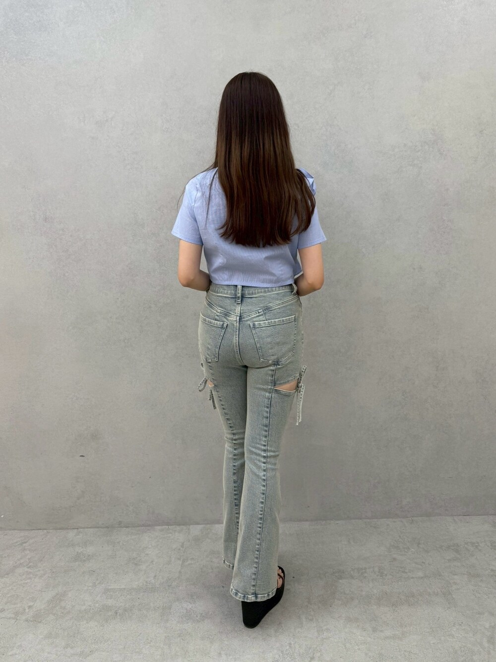 ブルー系のデニムパンツ、ブルー系のシャツ/ブラウス、ブラック系のサンダルを着用したレディースの春コーディネートの3枚目の写真