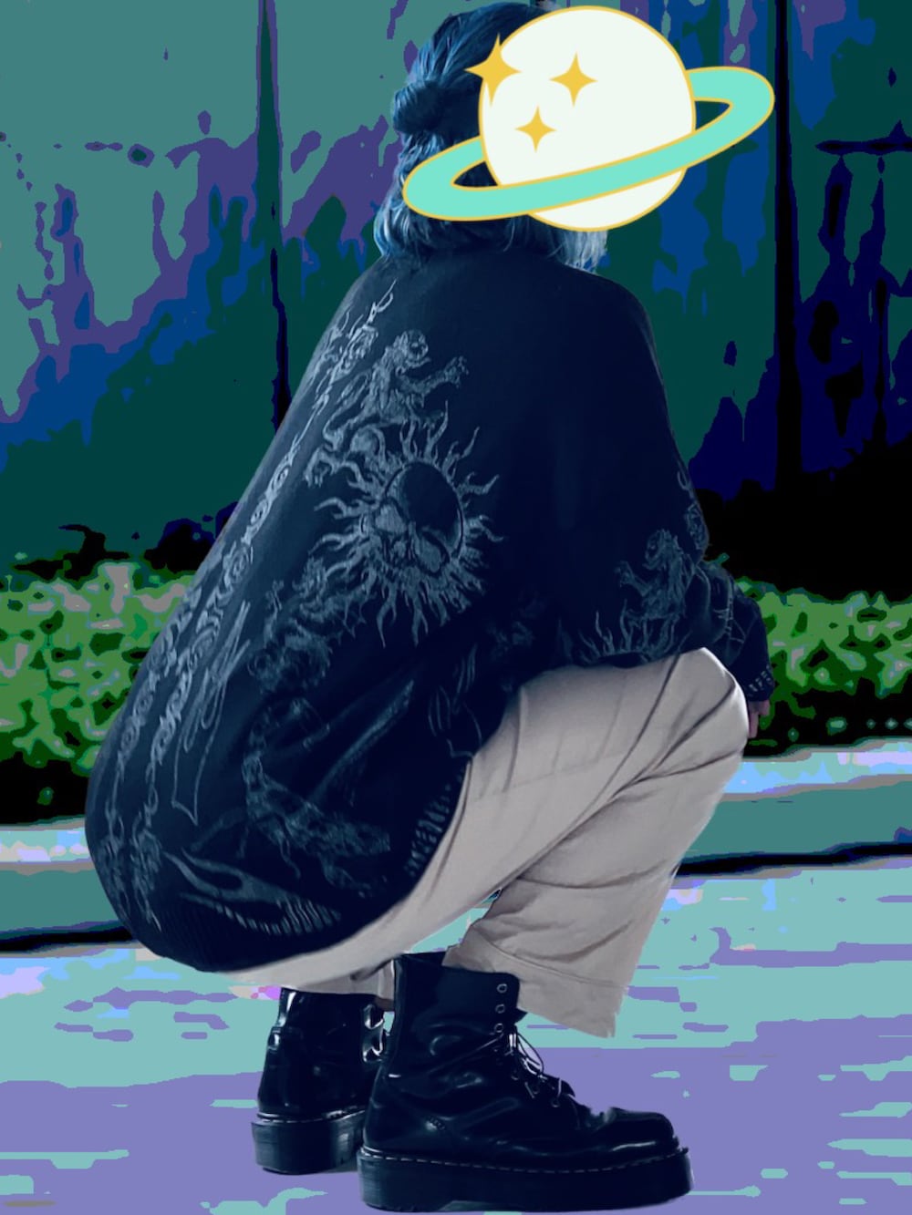 ブラック系のブーツ、パープル系のフレグランスを着用したメンズの秋コーディネートの2枚目の写真