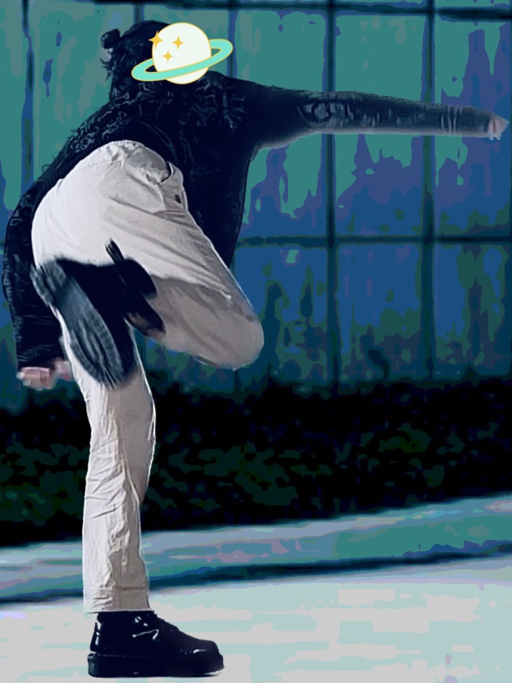 ブラック系のブーツ、パープル系のフレグランスを着用したメンズの秋コーディネートの3枚目の写真