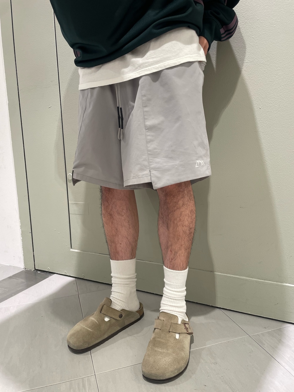 グレー系のその他パンツ、ベージュ系のサンダルを着用したメンズの夏コーディネートの3枚目の写真