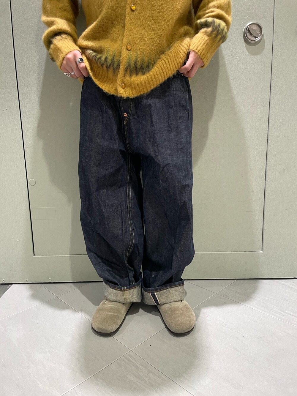 ベージュ系のサンダルを着用したメンズの秋コーディネートの3枚目の写真