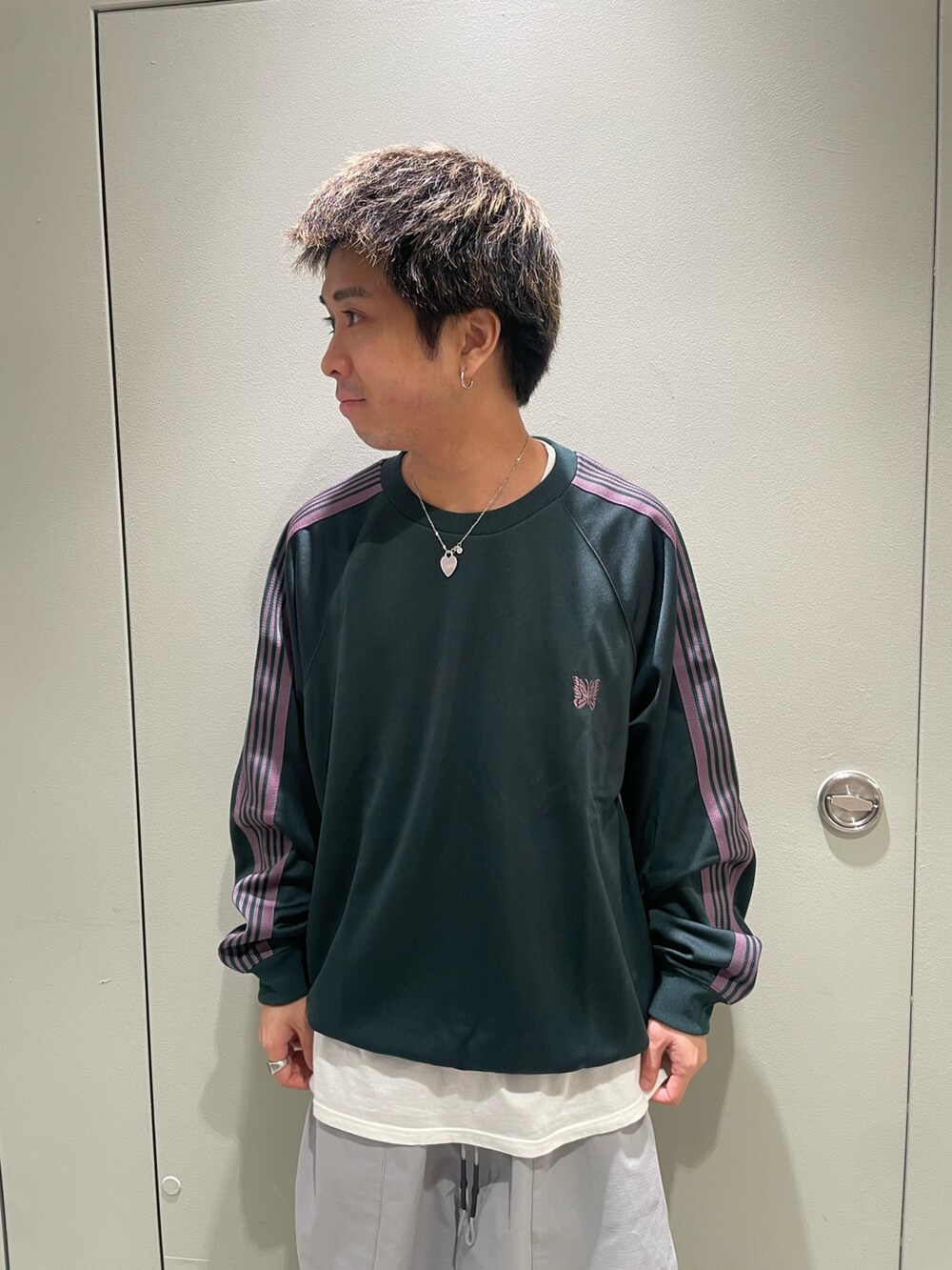 グレー系のその他パンツ、ベージュ系のサンダルを着用したメンズの夏コーディネートの2枚目の写真