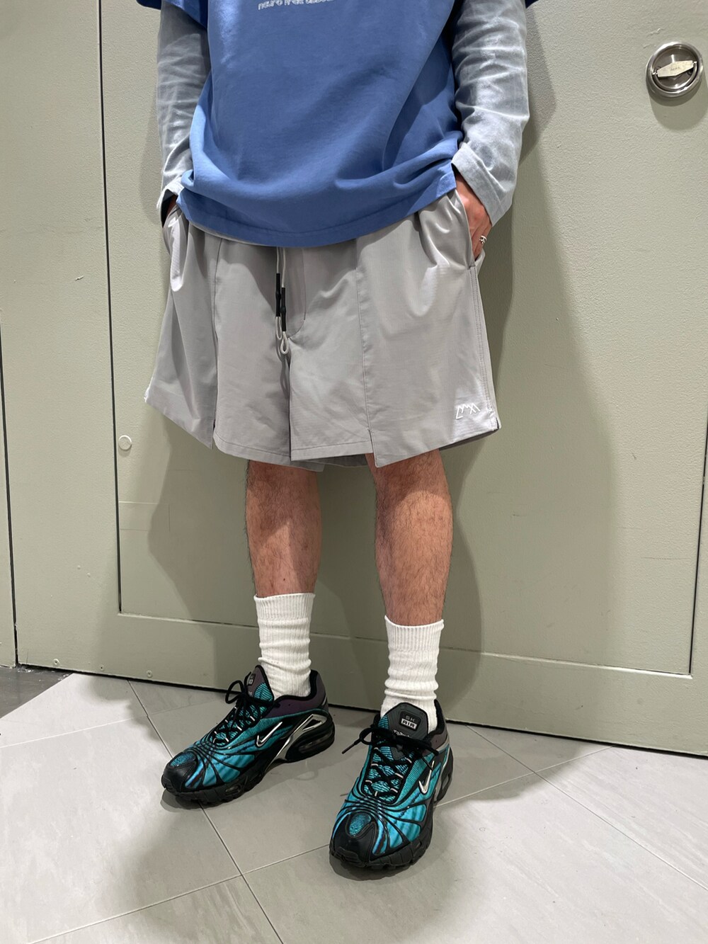 グレー系のその他パンツを着用したメンズの夏コーディネートの3枚目の写真