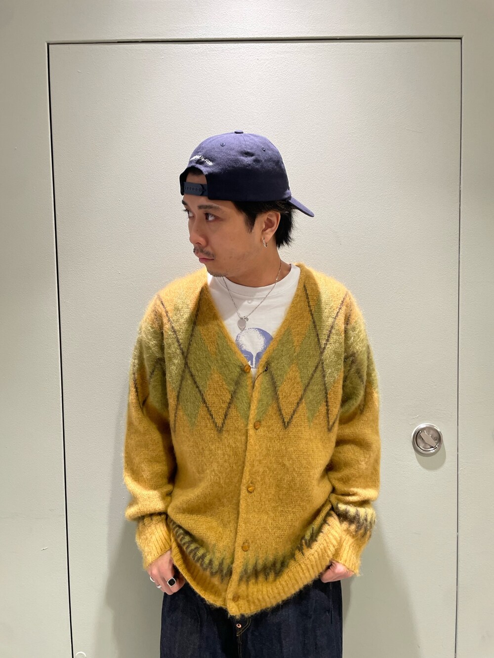 ベージュ系のサンダルを着用したメンズの秋コーディネートの2枚目の写真