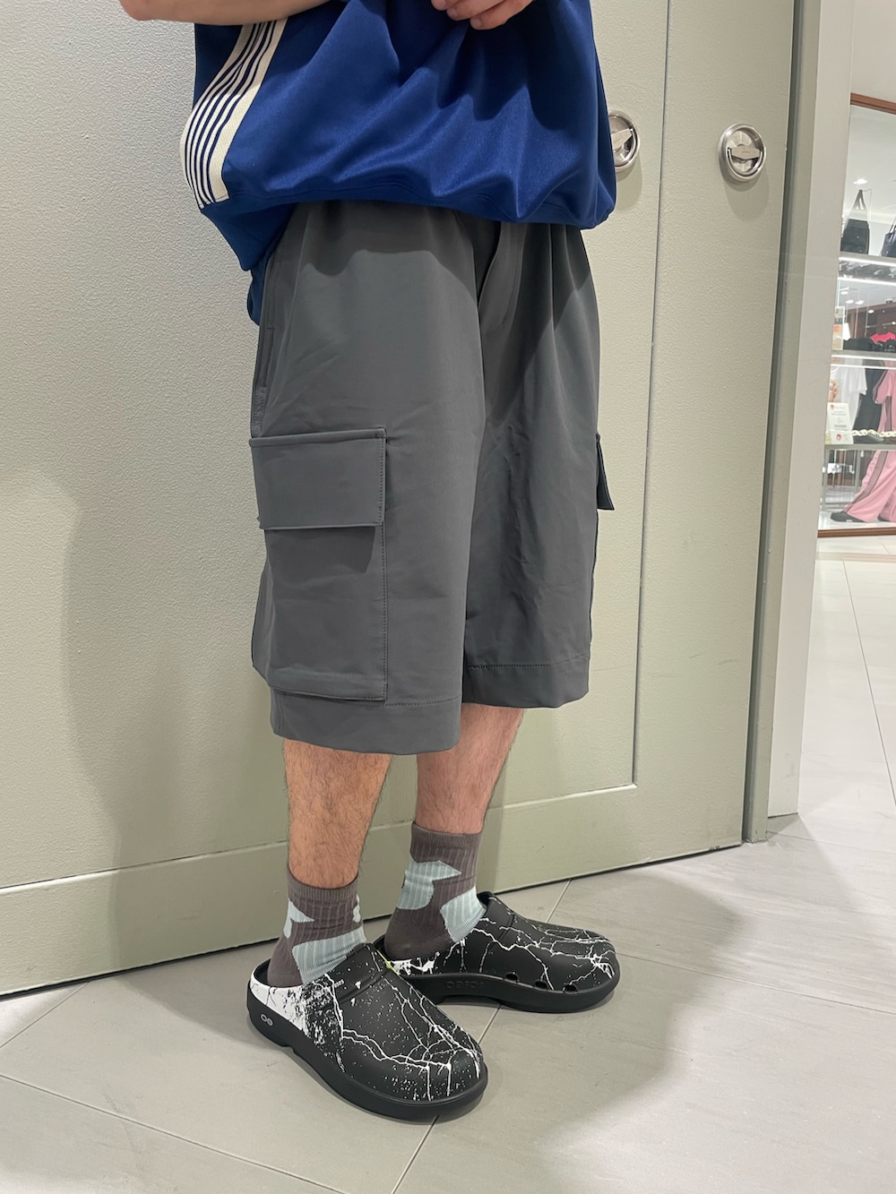 グレー系のその他パンツ、ブラック系のサンダルを着用したメンズの夏コーディネートの3枚目の写真