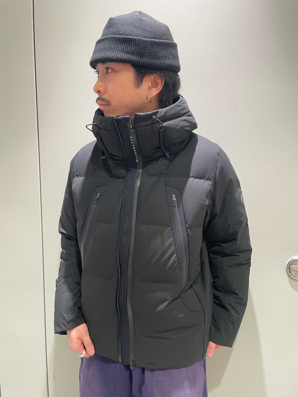 ブラック系のサンダルを着用したメンズの秋コーディネートの2枚目の写真