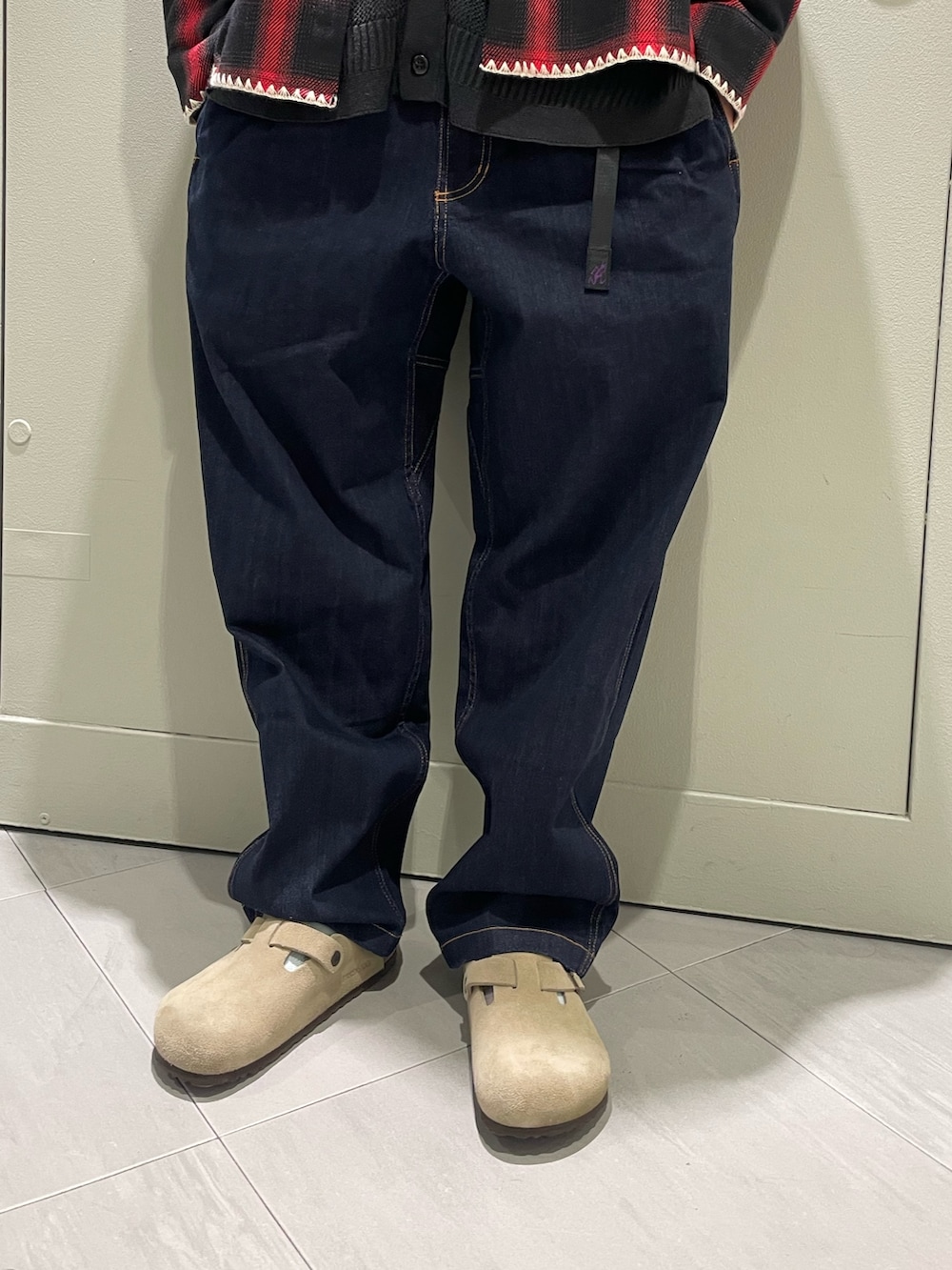 レッド系のシャツ/ブラウス、ブルー系のデニムパンツ、ベージュ系のサンダルを着用したメンズの冬コーディネートの4枚目の写真