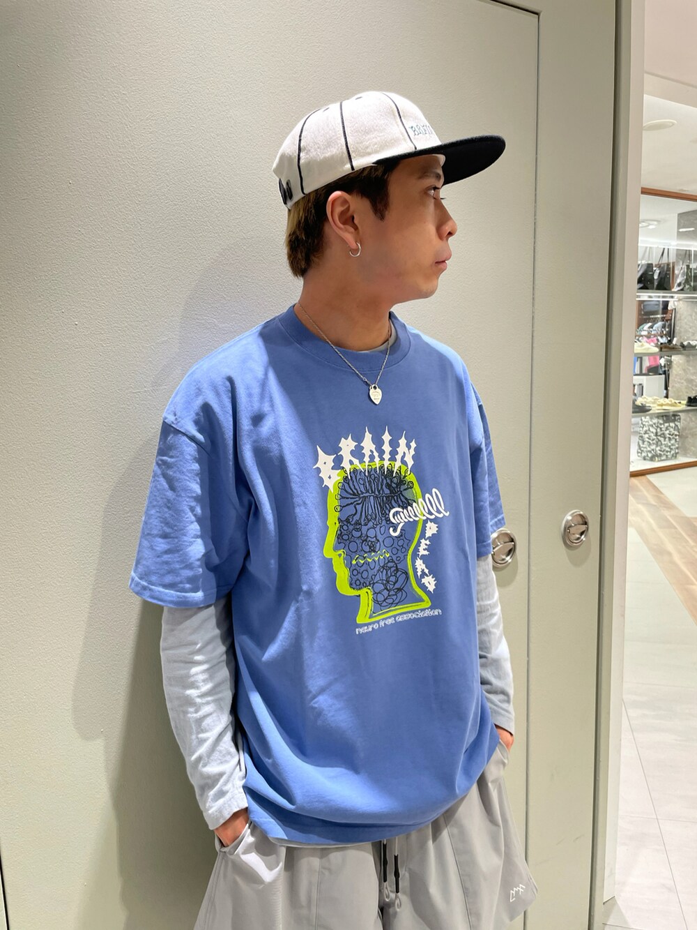 グレー系のその他パンツを着用したメンズの夏コーディネートの2枚目の写真