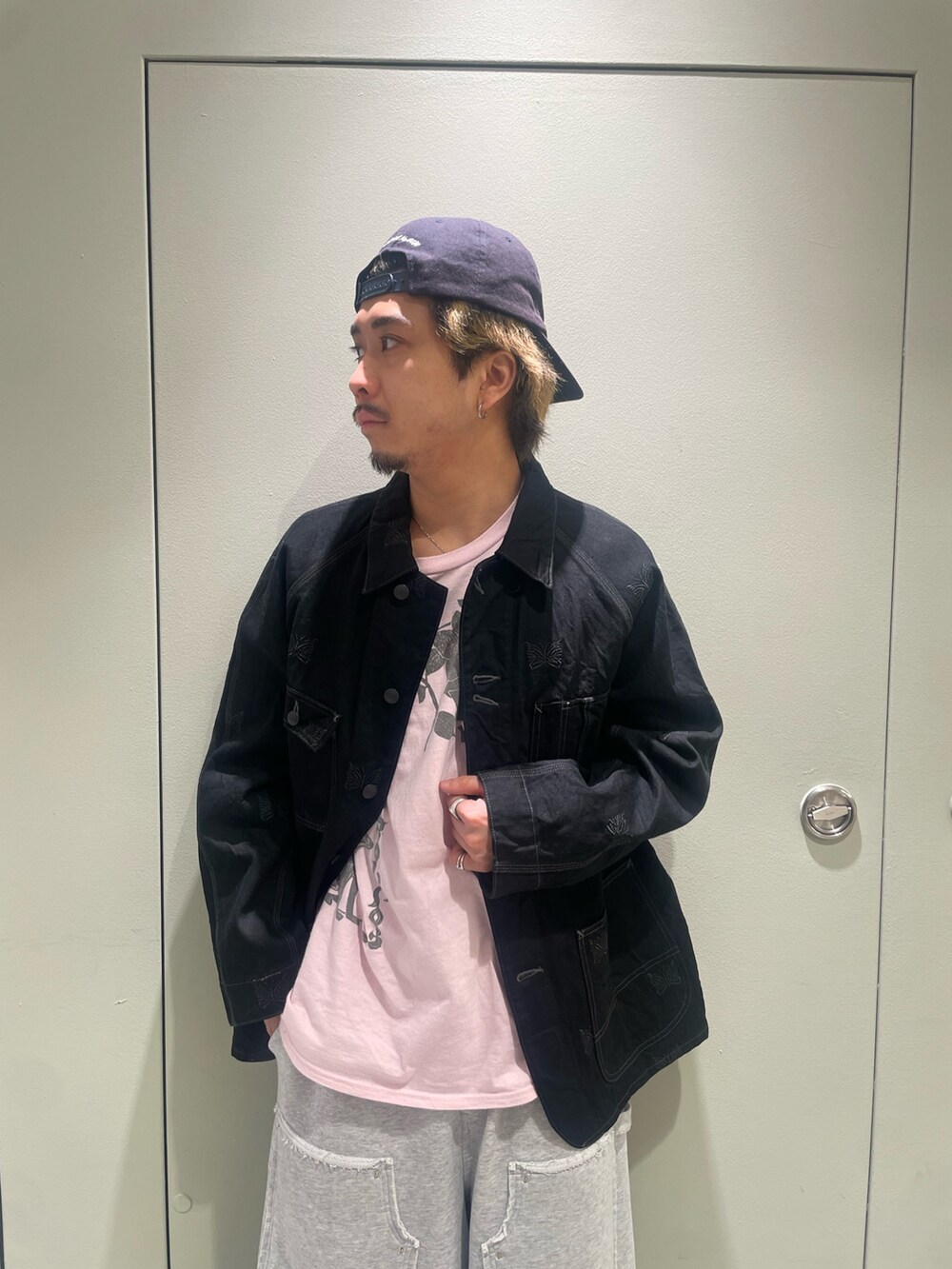 グレー系のその他パンツ、ブラック系のサンダルを着用したメンズの春コーディネートの2枚目の写真