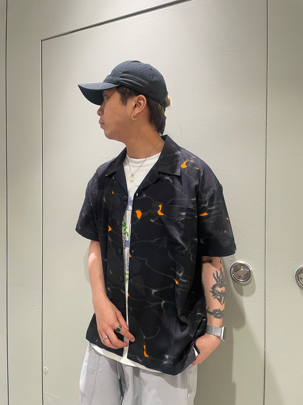 ブラック系のシャツ/ブラウス、グレー系のその他パンツを着用したメンズの夏コーディネートの2枚目の写真