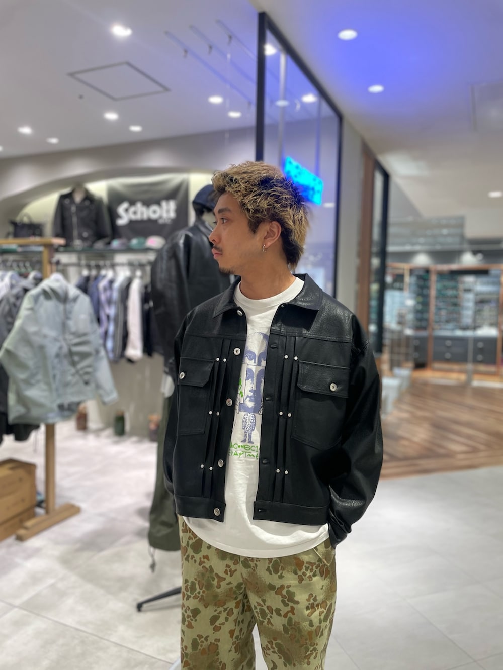 ブラック系のブルゾンを着用したメンズの春コーディネートの2枚目の写真