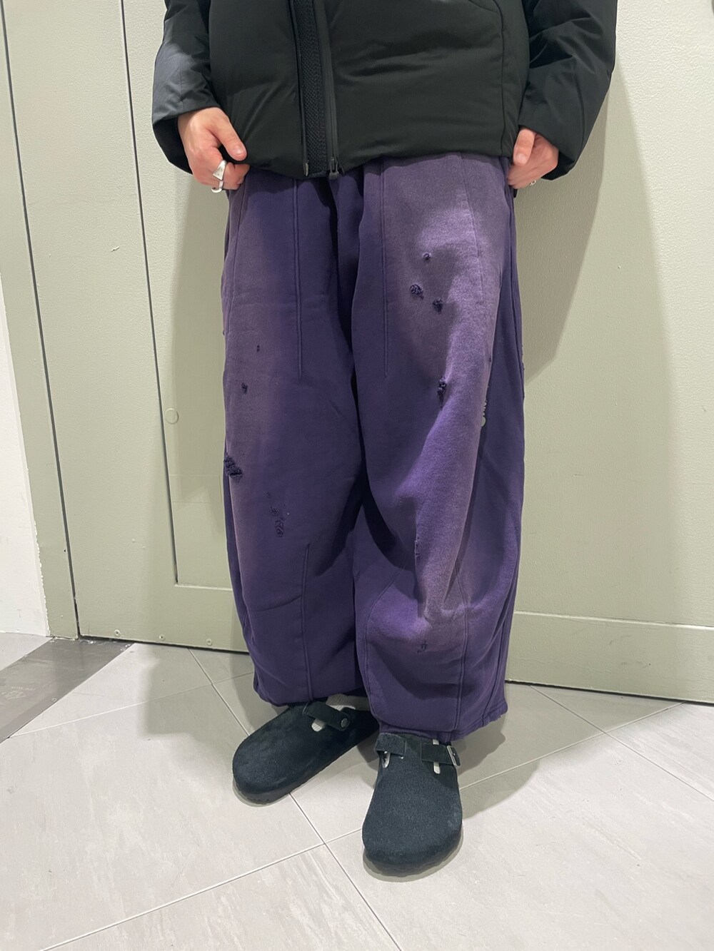 ブラック系のサンダルを着用したメンズの秋コーディネートの3枚目の写真