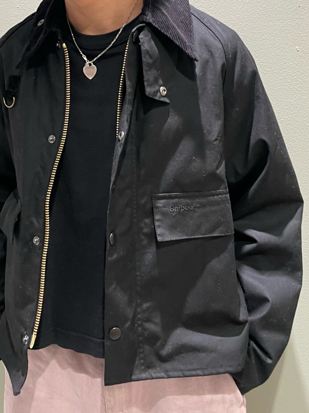 ブラック系のモカシン/デッキシューズ、ブラック系のその他アウターを着用したメンズの冬コーディネートの2枚目の写真