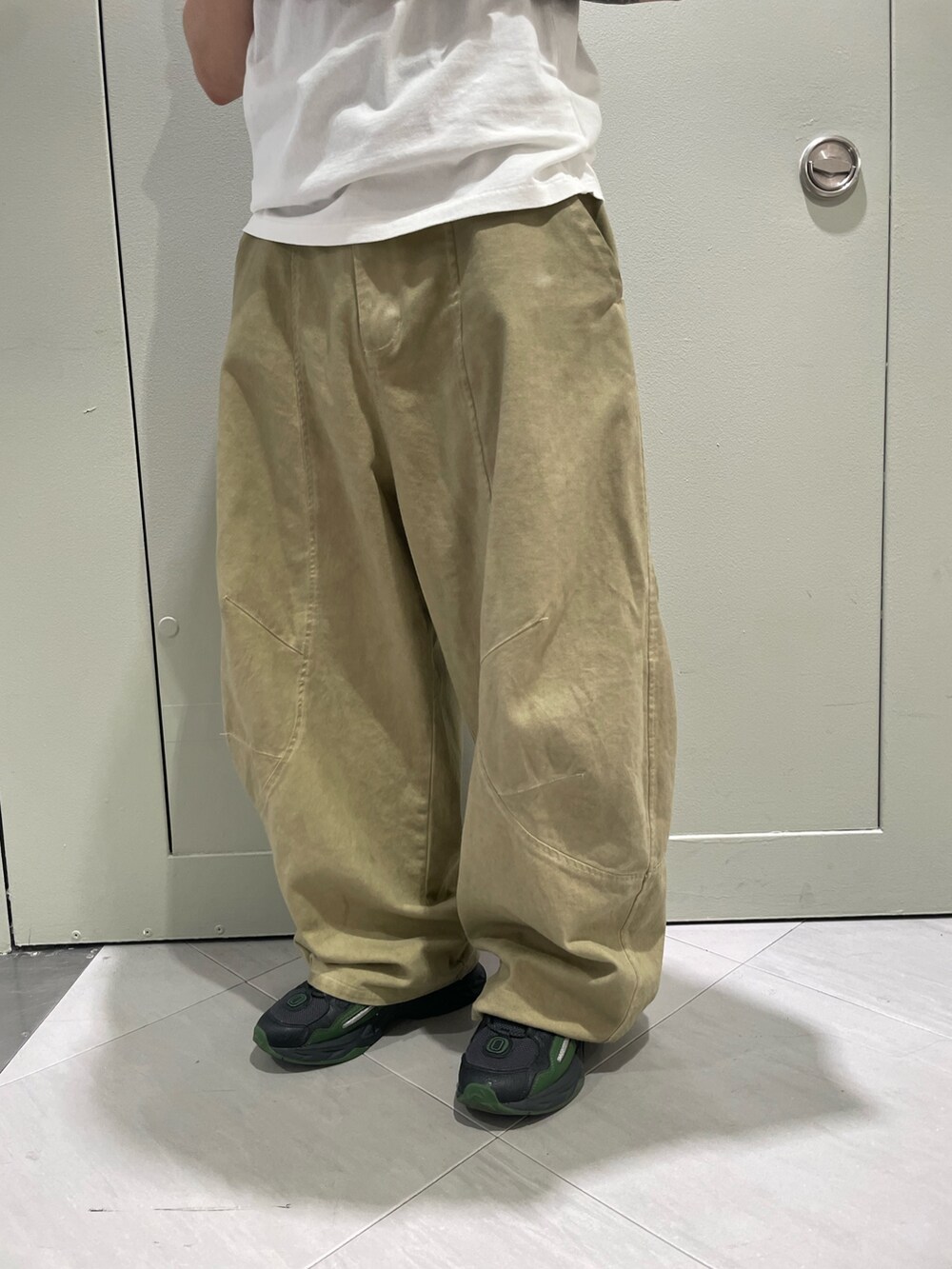 ブラック系のチノパンツを着用したメンズの春コーディネートの3枚目の写真