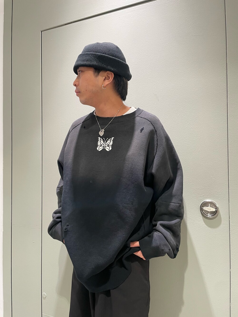 ブラック系のその他パンツを着用したメンズの秋コーディネートの2枚目の写真