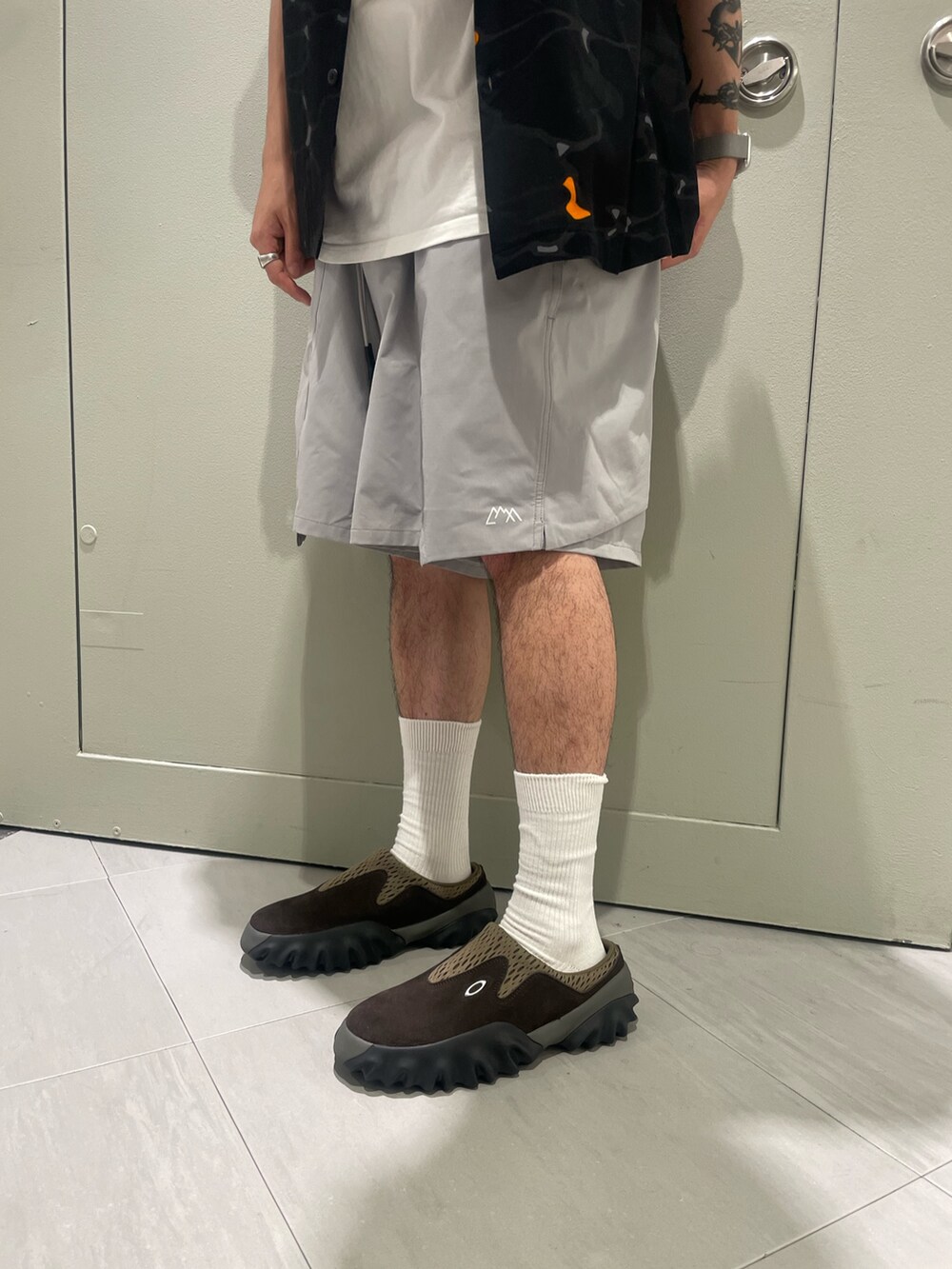 ブラック系のシャツ/ブラウス、グレー系のその他パンツを着用したメンズの夏コーディネートの3枚目の写真