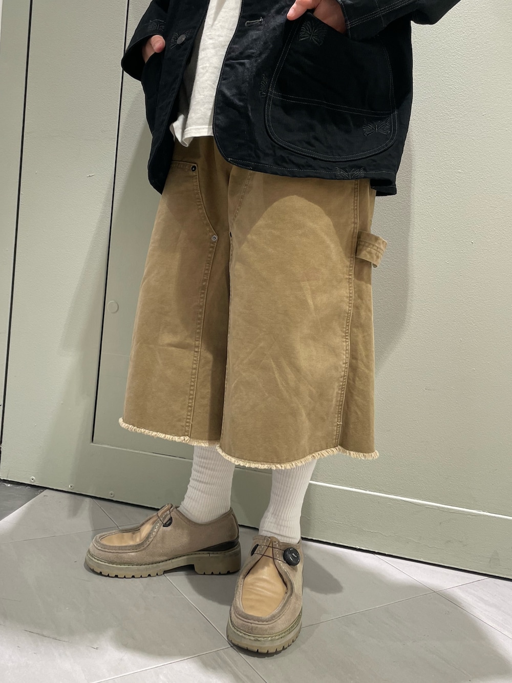 ゴールド系のその他パンツを着用したメンズの春コーディネートの3枚目の写真