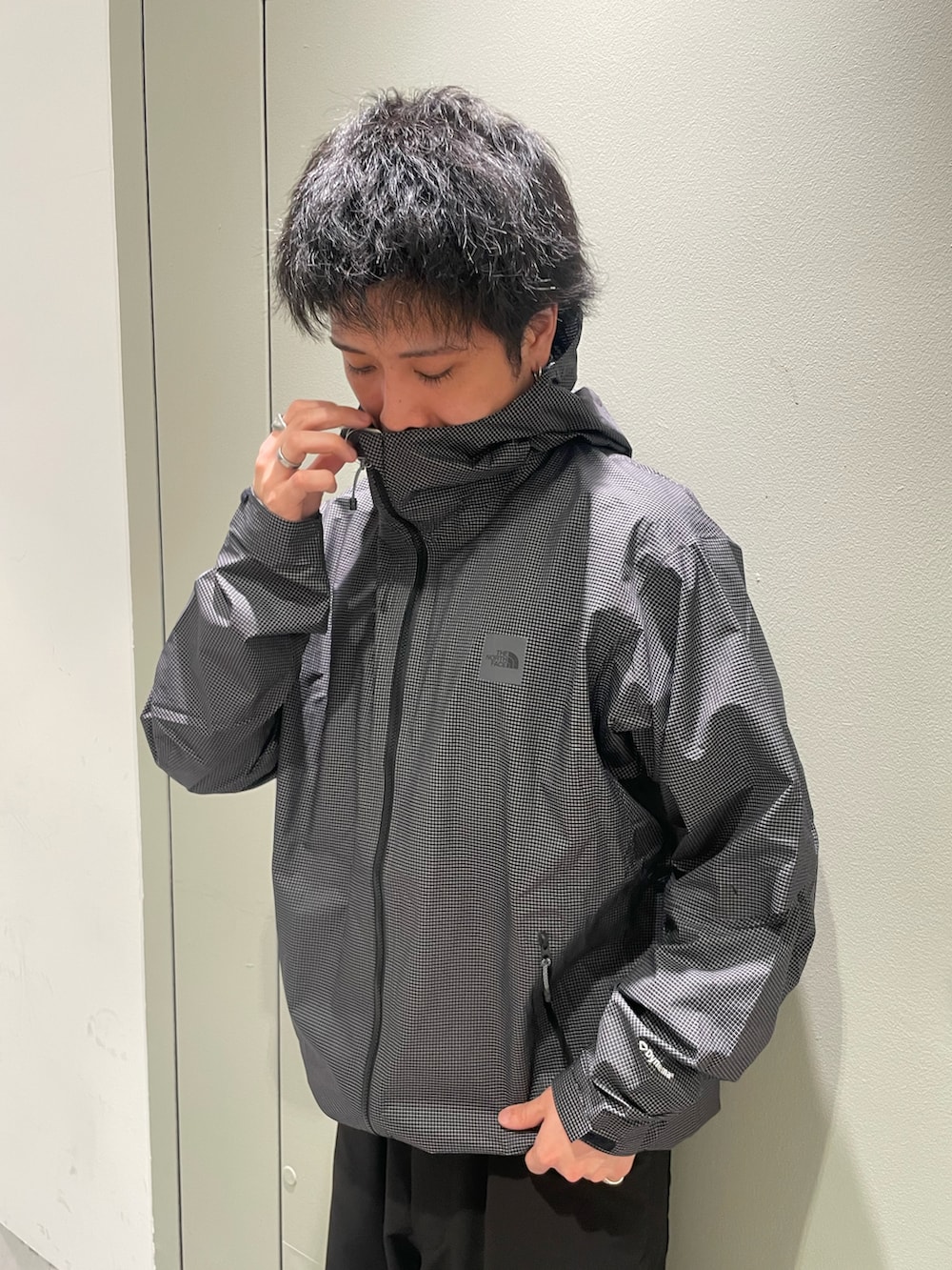 「春めき満開コーデ、メンズコーデ、シンプルスタイル、オトナカジュアル、お洒落さんとつながりたい、outfit、ootd、ナイロンパンツ、ootdfashion」｜「THE NORTH FACEのTHE NORTH FACE /ザ・ノース・フェイス  Enride Rain Jacket エンライドレインジャケット NP12460（ナイロンジャケット、ブラック系）」を使った、松木　幹太さん（メンズ・168cm）の春コーディネートの2枚目の写真