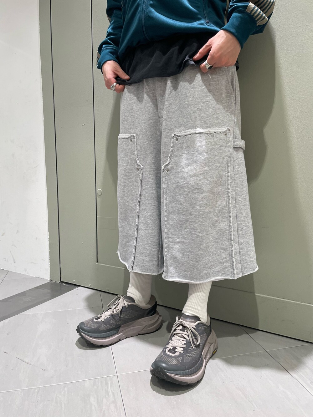 グレー系のその他パンツを着用したメンズの春コーディネートの3枚目の写真