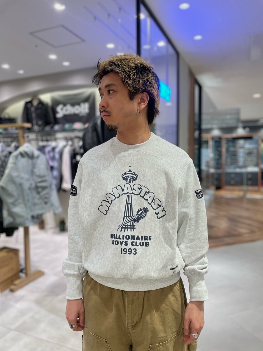 ゴールド系のその他パンツを着用したメンズの春コーディネートの2枚目の写真