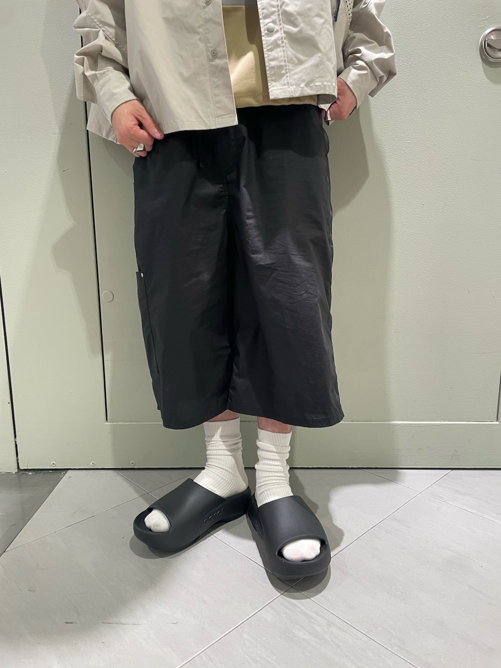 ブラック系のTシャツ/カットソー、ブラック系のその他パンツ、ブラック系のサンダルを着用したメンズの夏コーディネートの3枚目の写真