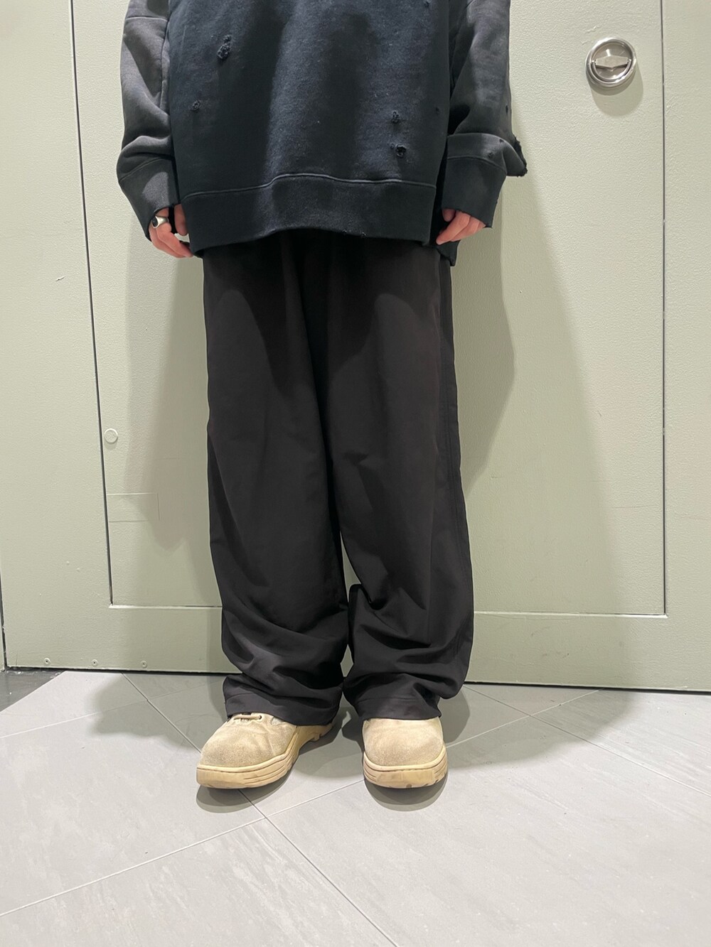 ブラック系のその他パンツを着用したメンズの秋コーディネートの3枚目の写真