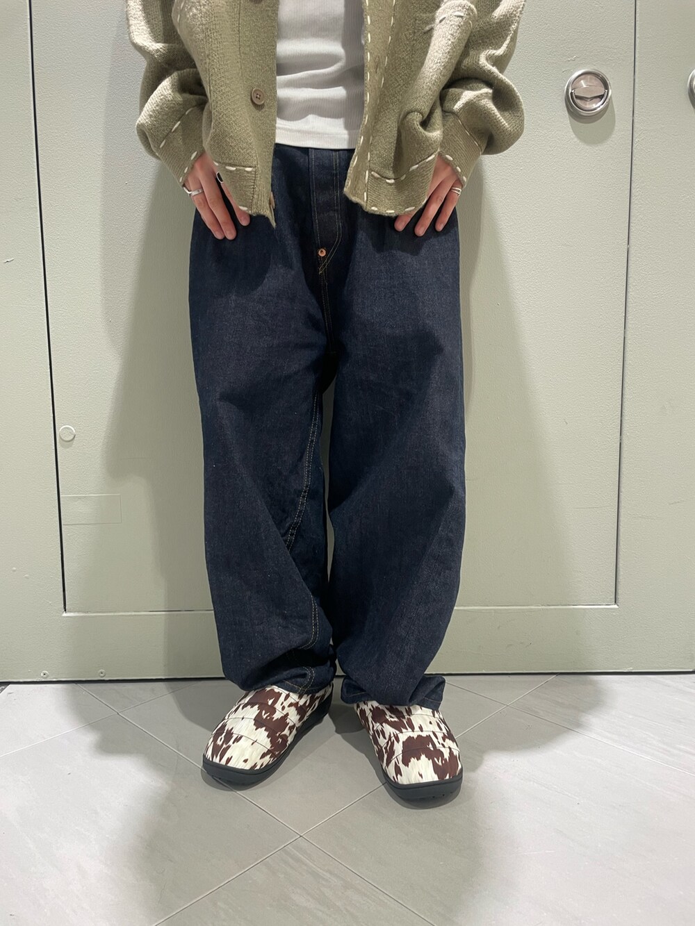 ベージュ系のカーディガン/ボレロ、ブラウン系のサンダルを着用したメンズの秋コーディネートの3枚目の写真