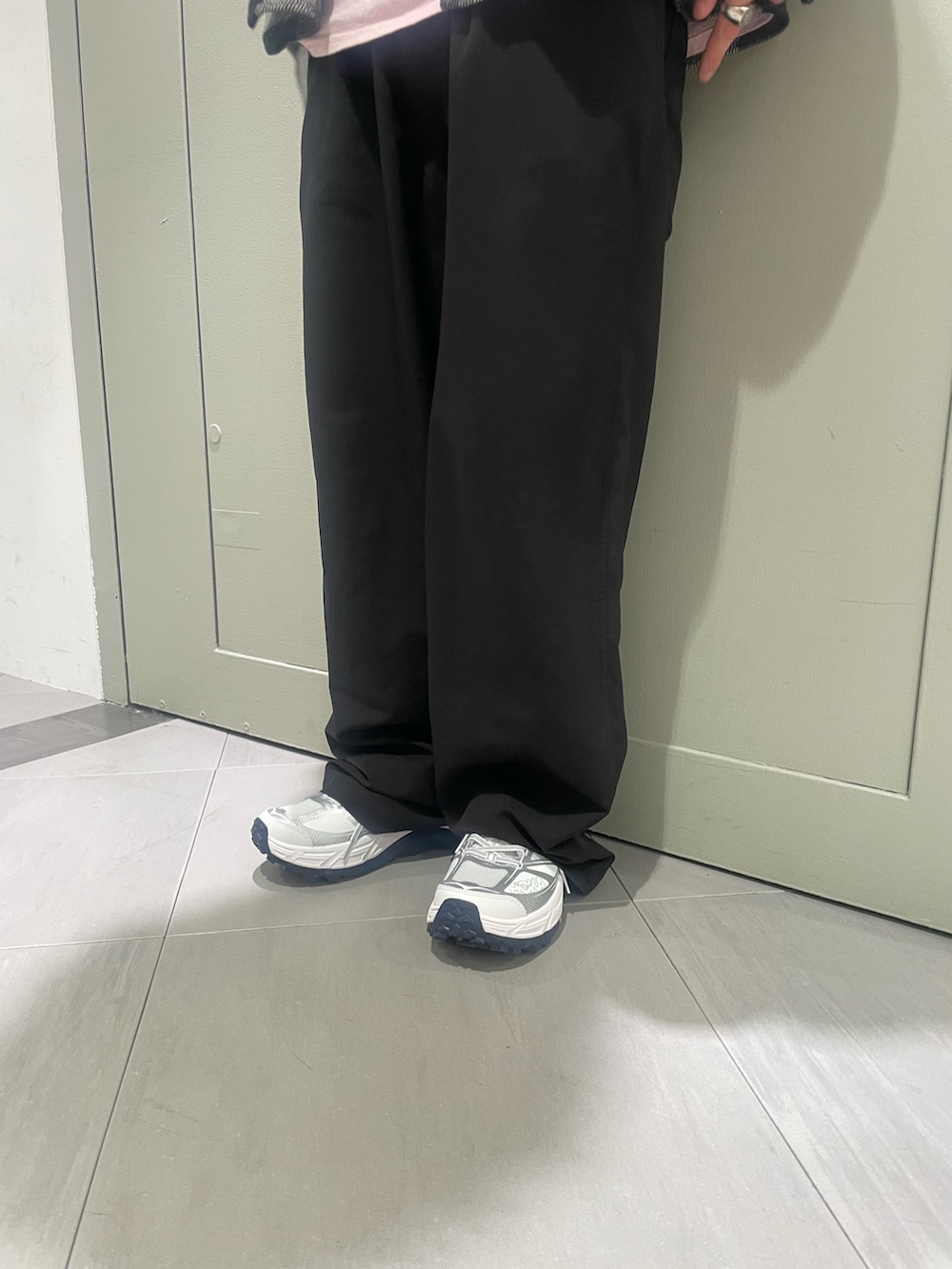 ブラック系のシャツ/ブラウス、ブラック系のその他パンツ、ホワイト系のスニーカーを着用したメンズの冬コーディネートの3枚目の写真