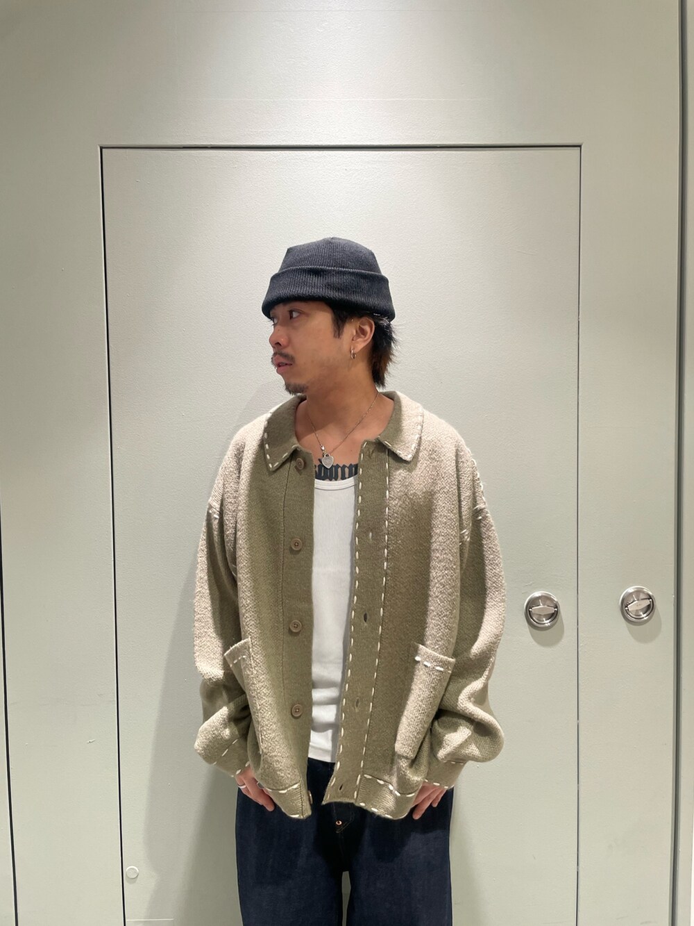 ベージュ系のカーディガン/ボレロ、ブラウン系のサンダルを着用したメンズの秋コーディネートの2枚目の写真