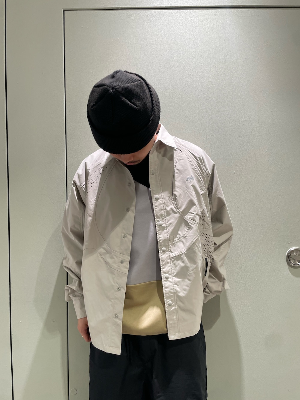 ブラック系のTシャツ/カットソー、ブラック系のその他パンツ、ブラック系のサンダルを着用したメンズの夏コーディネートの2枚目の写真
