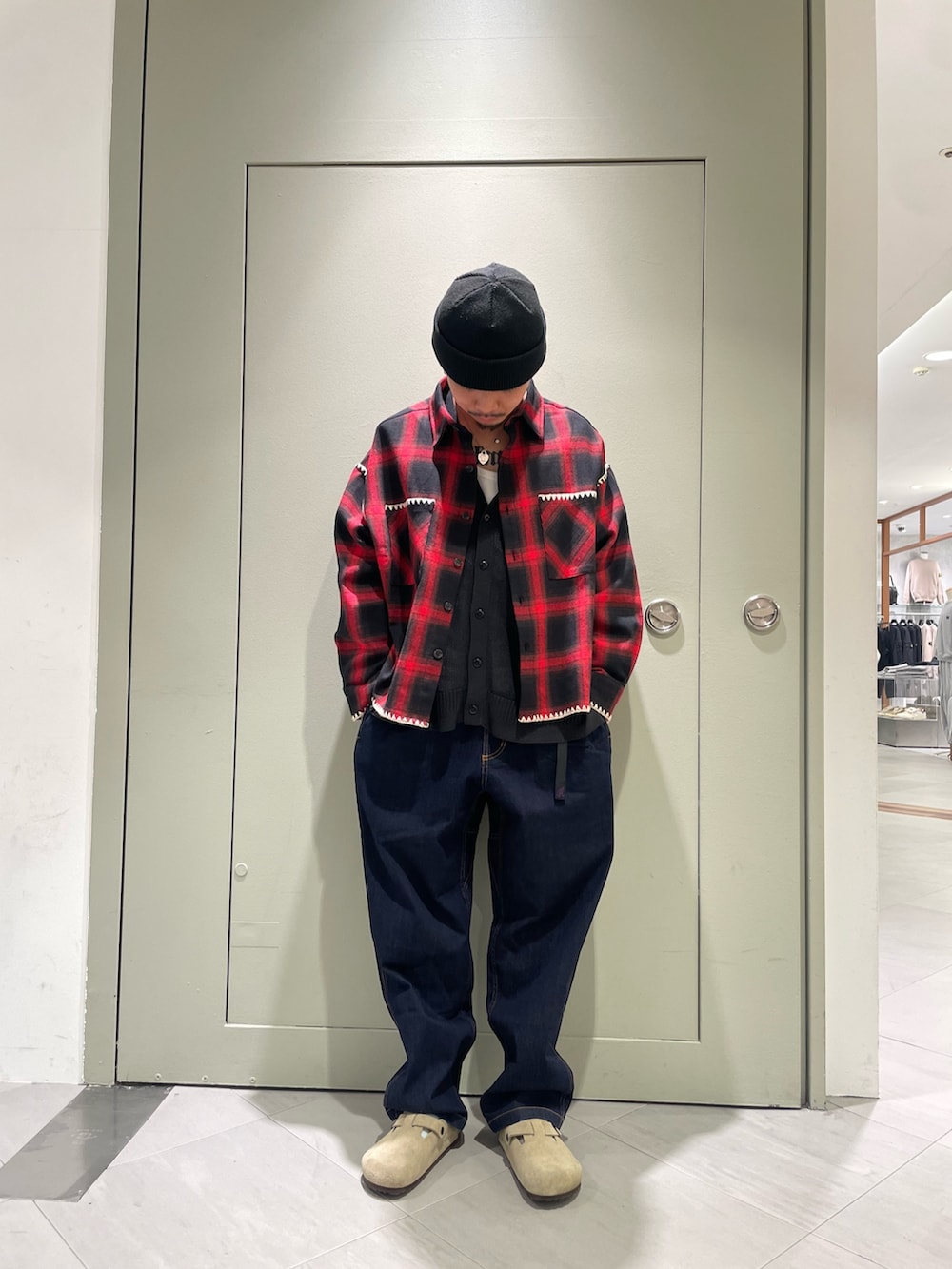 レッド系のシャツ/ブラウス、ブルー系のデニムパンツ、ベージュ系のサンダルを着用したメンズの冬コーディネートの2枚目の写真