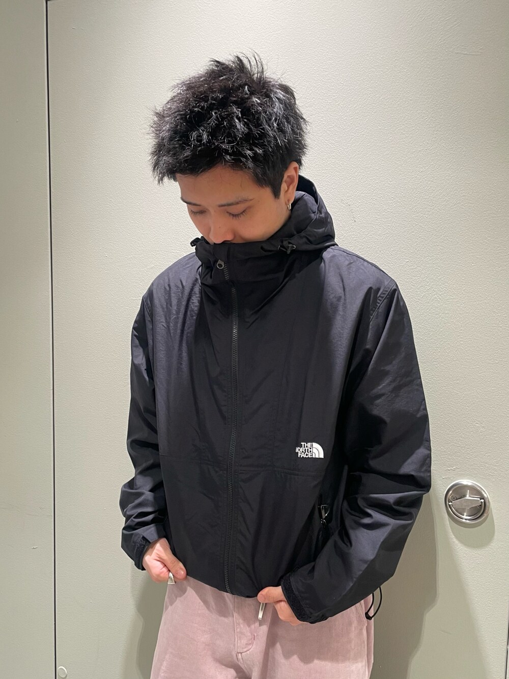 ブラック系のマウンテンパーカー、ピンク系のその他パンツ、ブラック系のスニーカーを着用したメンズの春コーディネートの2枚目の写真