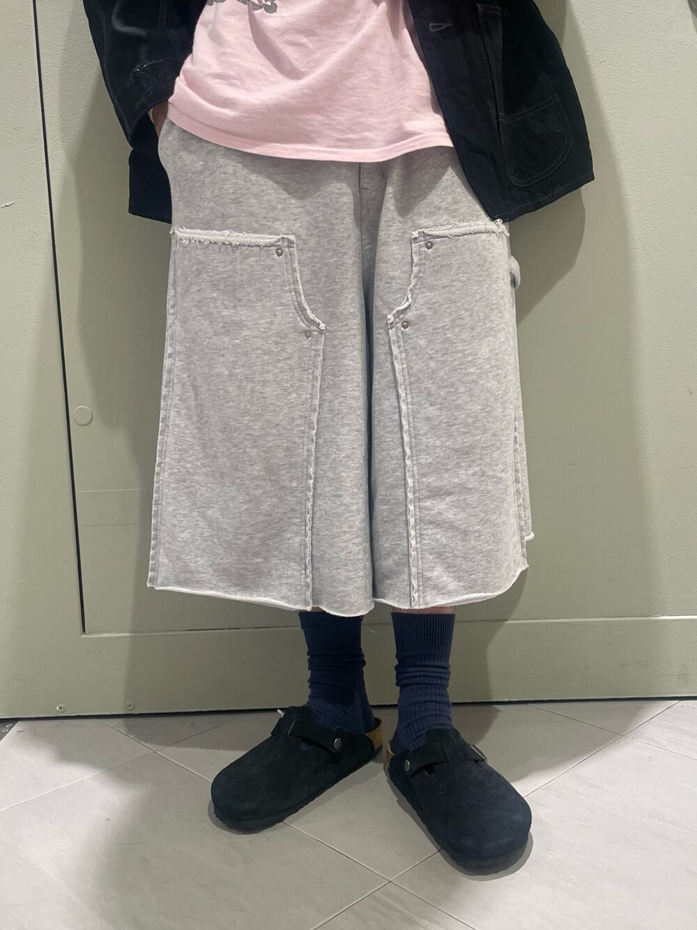 グレー系のその他パンツ、ブラック系のサンダルを着用したメンズの春コーディネートの3枚目の写真