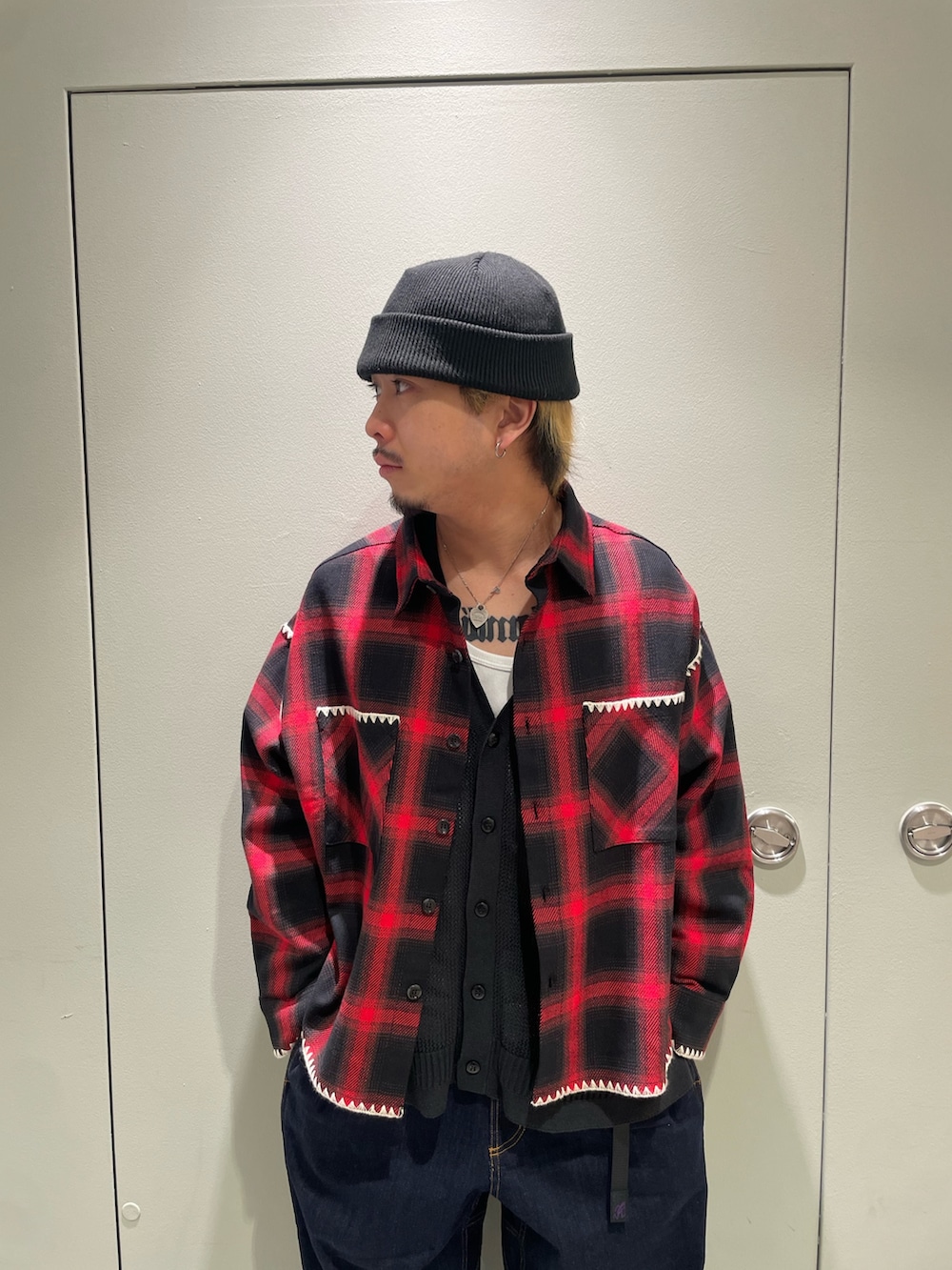 レッド系のシャツ/ブラウス、ブルー系のデニムパンツ、ベージュ系のサンダルを着用したメンズの冬コーディネートの3枚目の写真