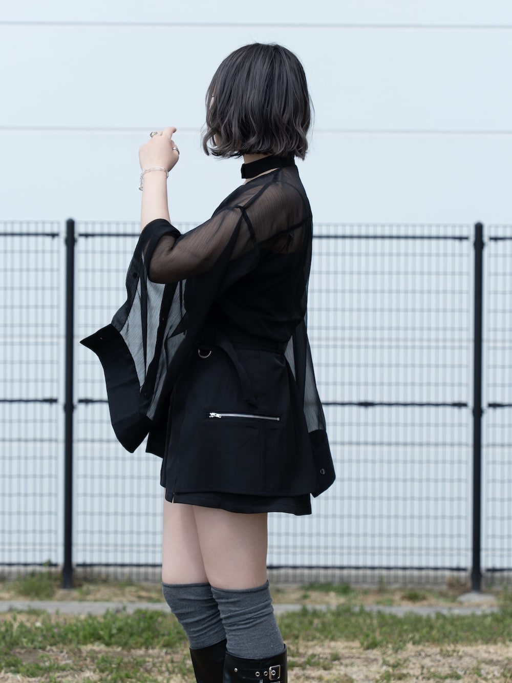「春夏コーデ、着回しコーデ、夏服、低身長女子、シアー、シアートップス、シアーシャツ、スカート、スカートコーデ、スリットスカート、韓国ファッション、韓国系、モード系」｜「Mavie..7の【Mavie..7】袖スリットシアーシャツ（シャツ/ブラウス、ブラック系）」を使った、こんさん（骨格ナチュラル・レディース・153cm）の春コーディネートの2枚目の写真